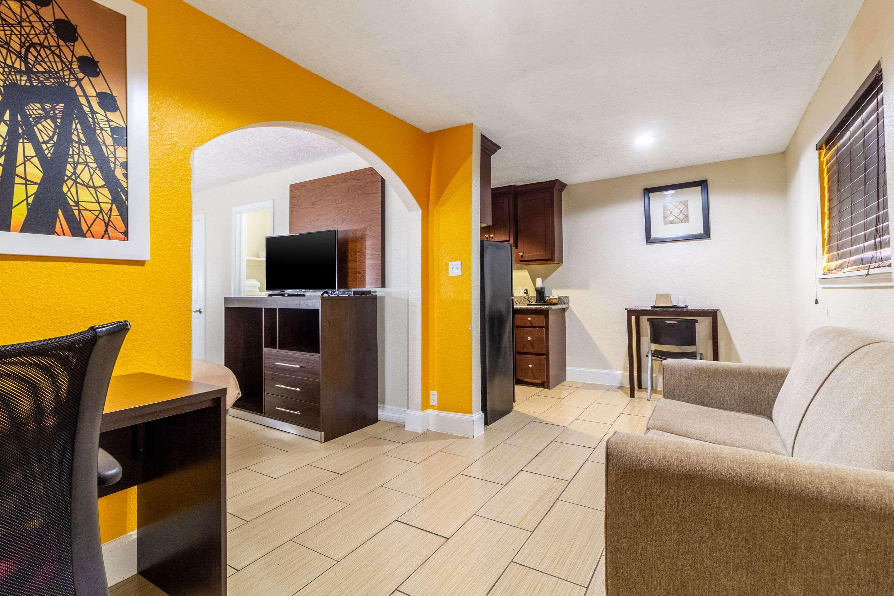 Rodeway Inn & Suites Houston Near Medical Center Exteriör bild