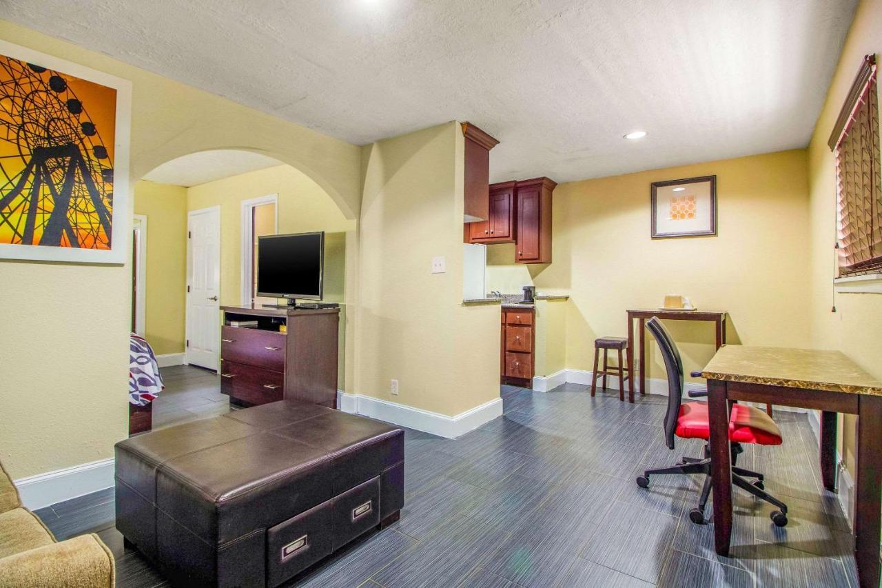Rodeway Inn & Suites Houston Near Medical Center Exteriör bild